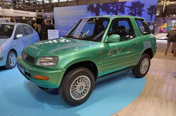 Японският гигант построи близо 2000 RAV4 с електрическо задвижване между 1997 и 2003-а, като по-голямата част от тях отидоха за пазара в САЩ.

Повечето бяха отдавани под наем и по-късно изчезнаха, след което бяха забравени. Техните никел-метал хибдридни батерии осигуряваха пробег от 150 километра, като мощността идваше от електрически мотор с мощност 61 к.с. Да, Toyota винаги е бил лидер. 